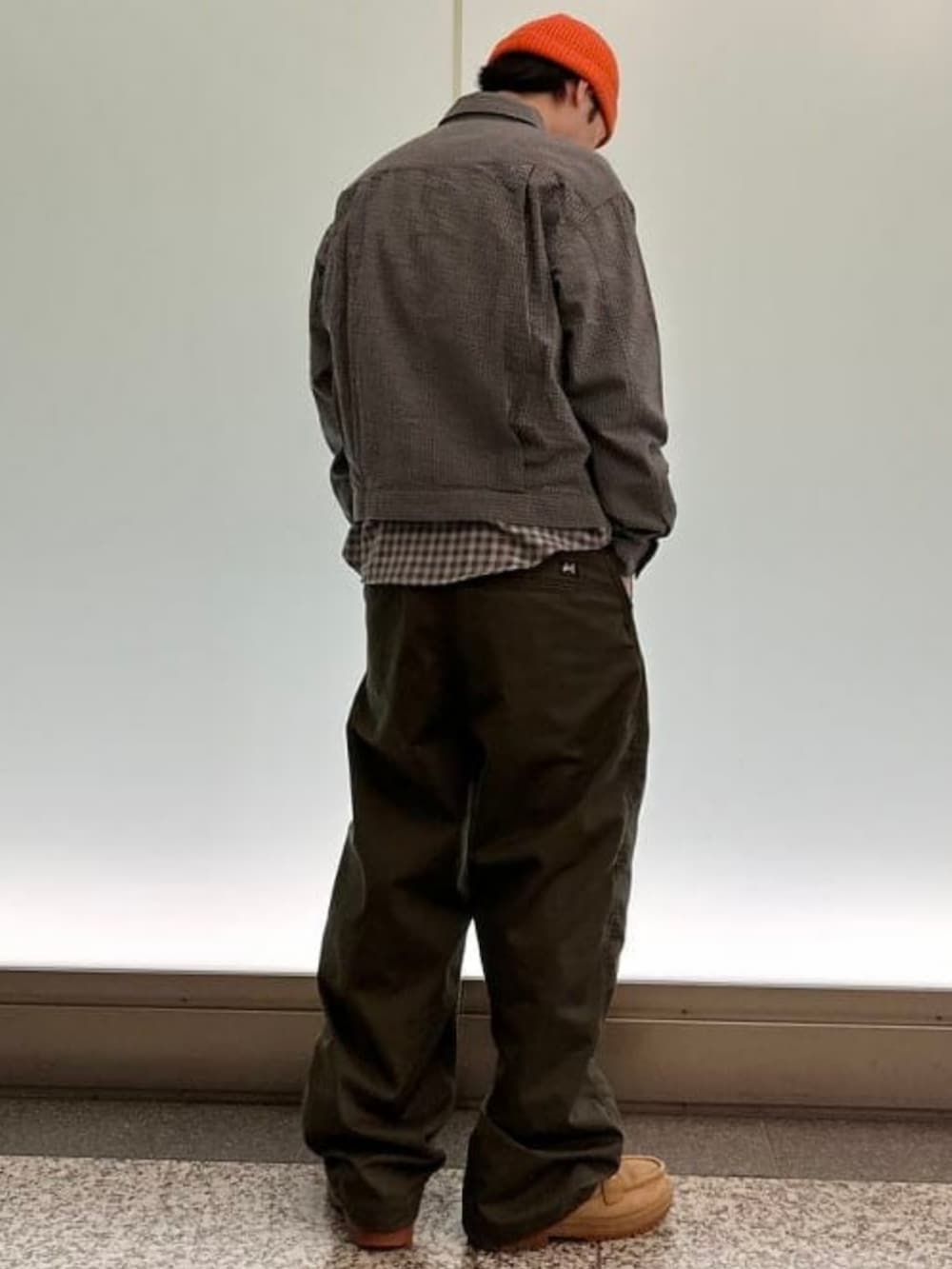 グレー系のシャツ/ブラウス、グレー系のブルゾン、グリーン系のその他パンツを着用したメンズの春コーディネートの3枚目の写真