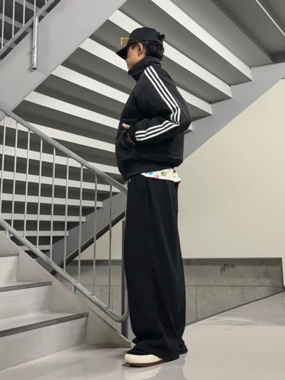ブラック系のブルゾン、ブラック系のスウェットパンツを着用したメンズの秋コーディネートの2枚目の写真