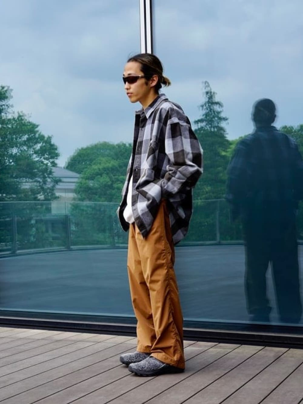 ブラウン系のその他パンツ、グレー系のTシャツ/カットソー、グレー系のシャツ/ブラウスを着用したメンズの夏コーディネートの2枚目の写真