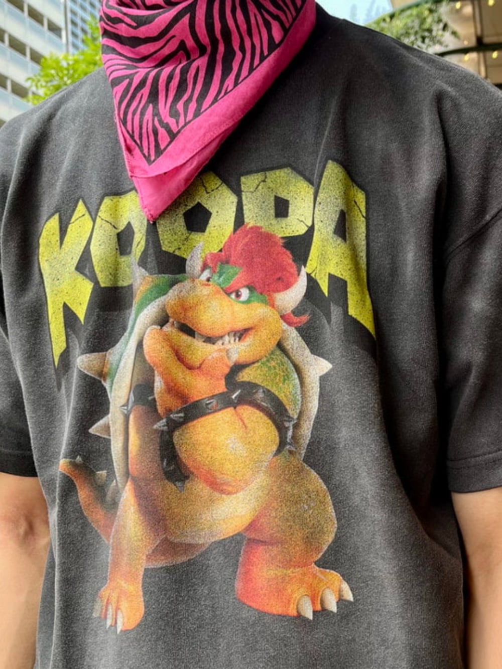 ブラック系のTシャツ/カットソーを着用したメンズの秋コーディネートの4枚目の写真