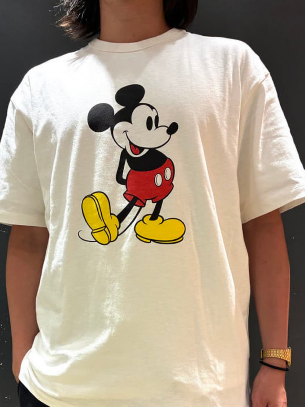 ホワイト系のTシャツ/カットソーを着用したメンズの夏コーディネートの2枚目の写真
