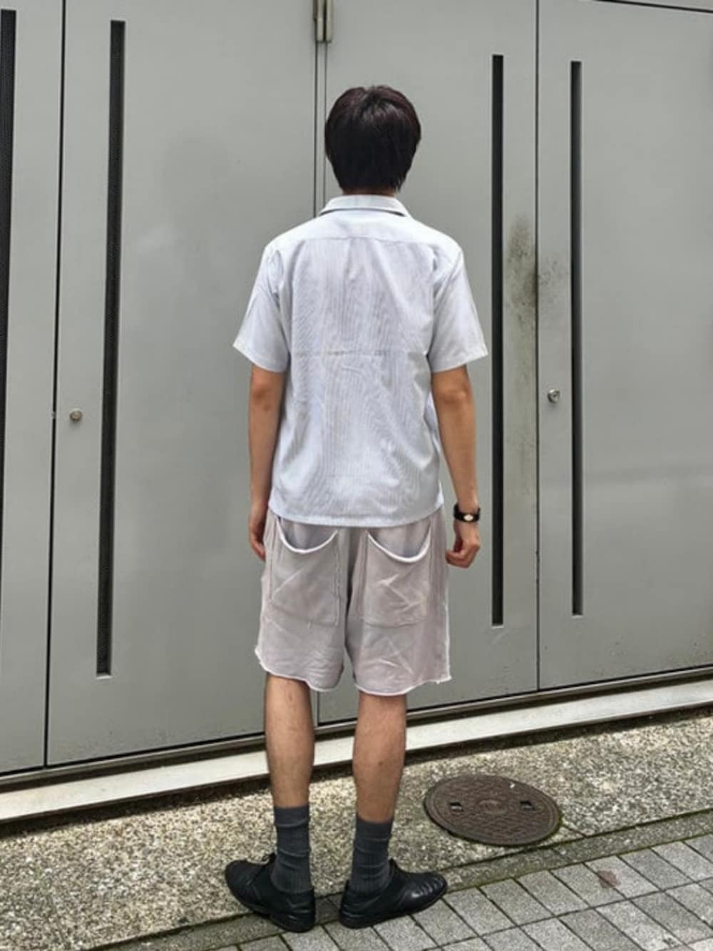 ブラウン系のTシャツ/カットソー、ブルー系のシャツ/ブラウスを着用したメンズの夏コーディネートの4枚目の写真