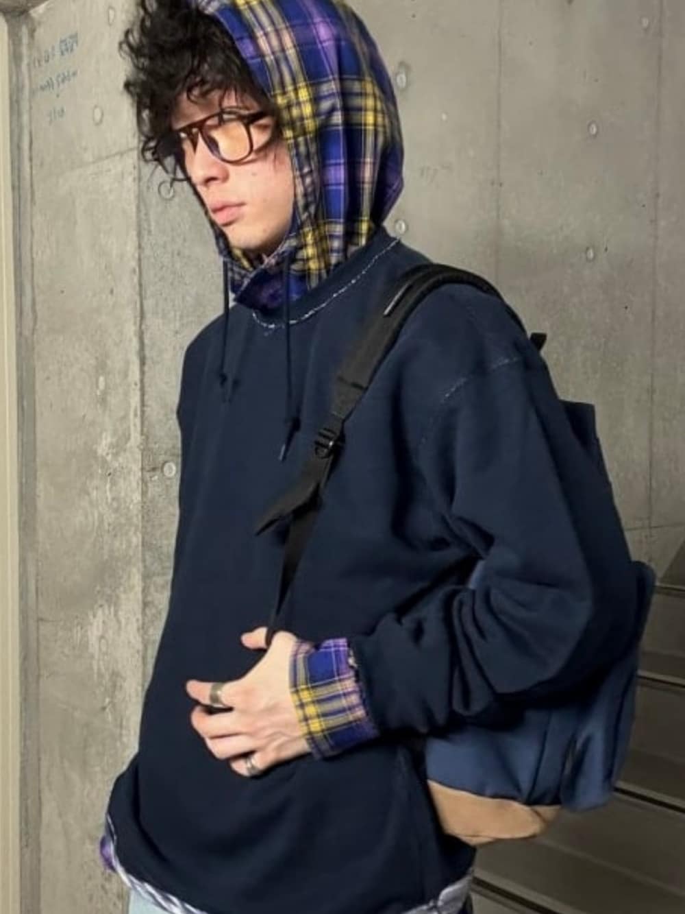 ブルー系のシャツ/ブラウス、ブルー系のスウェット、ブルー系のその他パンツを着用したメンズの秋コーディネートの3枚目の写真