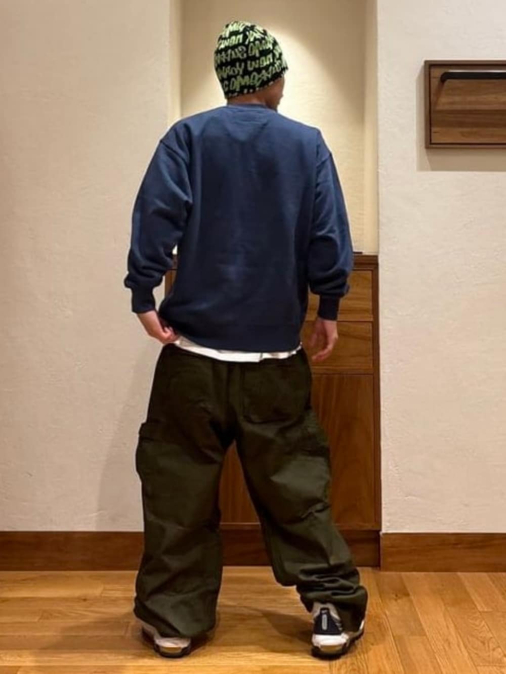 ブルー系のスウェット、グリーン系のカーゴパンツを着用したメンズの秋コーディネートの2枚目の写真