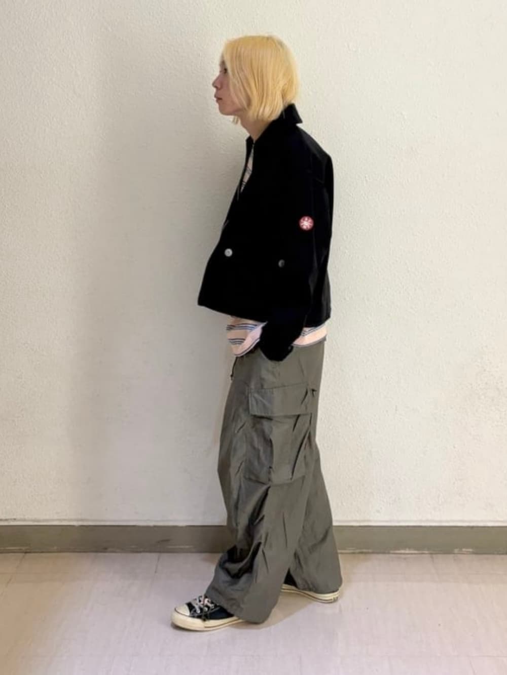 レッド系のTシャツ/カットソーを着用したメンズの夏コーディネートの3枚目の写真