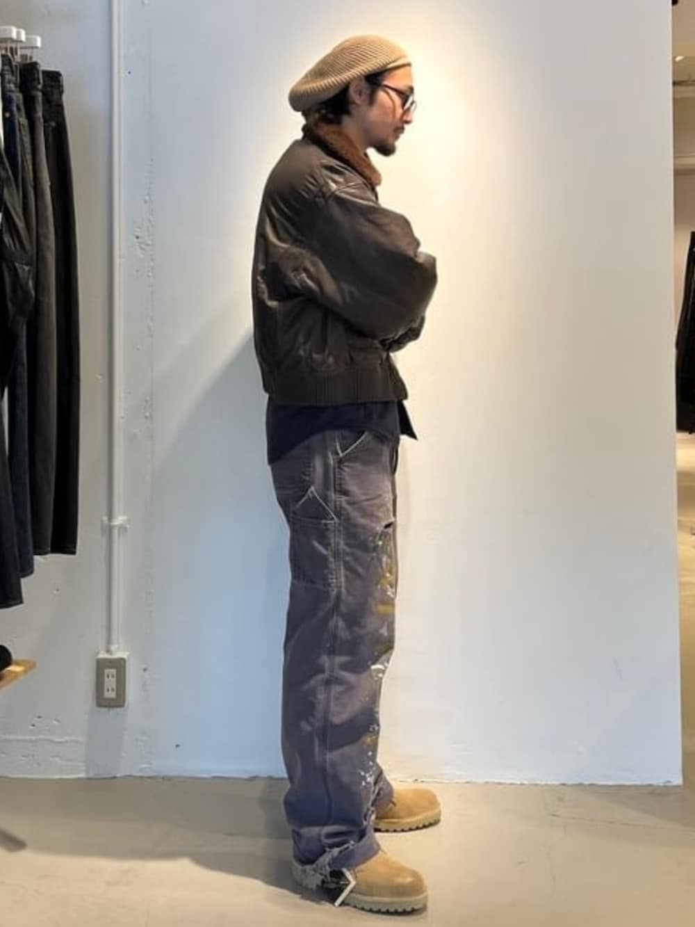 ブラウン系のダウンジャケット/コート、ブラウン系のブーツを着用したメンズの秋コーディネートの2枚目の写真