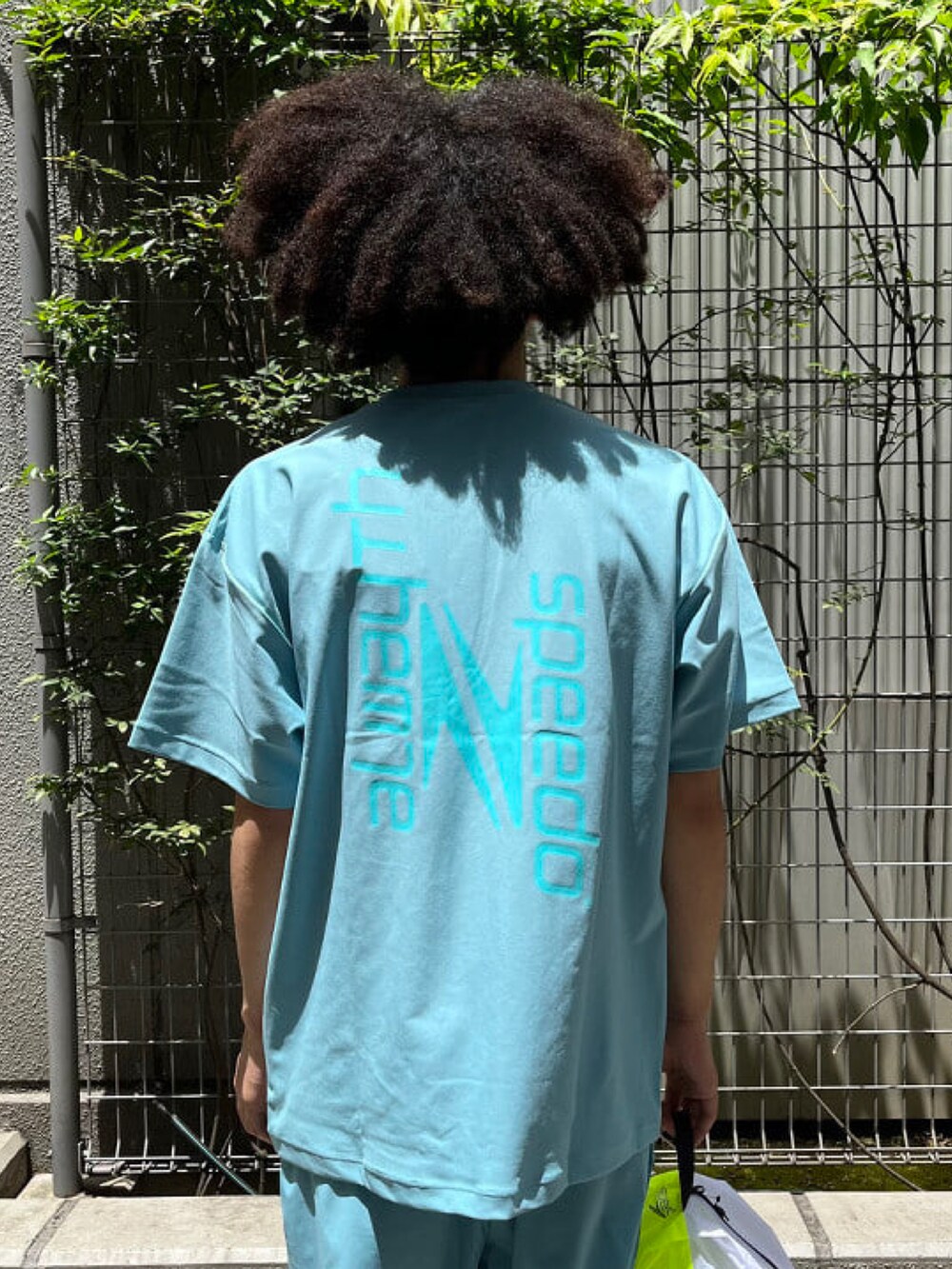 ブルー系のTシャツ/カットソー、ブルー系のその他パンツを着用したメンズの夏コーディネートの2枚目の写真