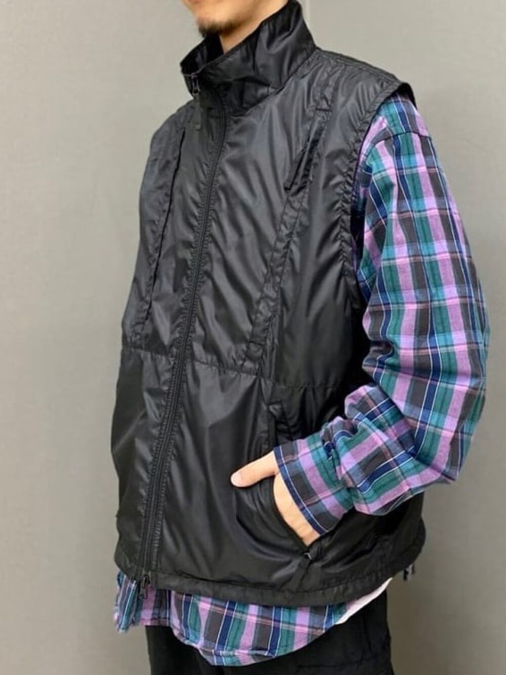 ブラック系のベスト、ブラック系のその他パンツを着用したメンズの春コーディネートの5枚目の写真