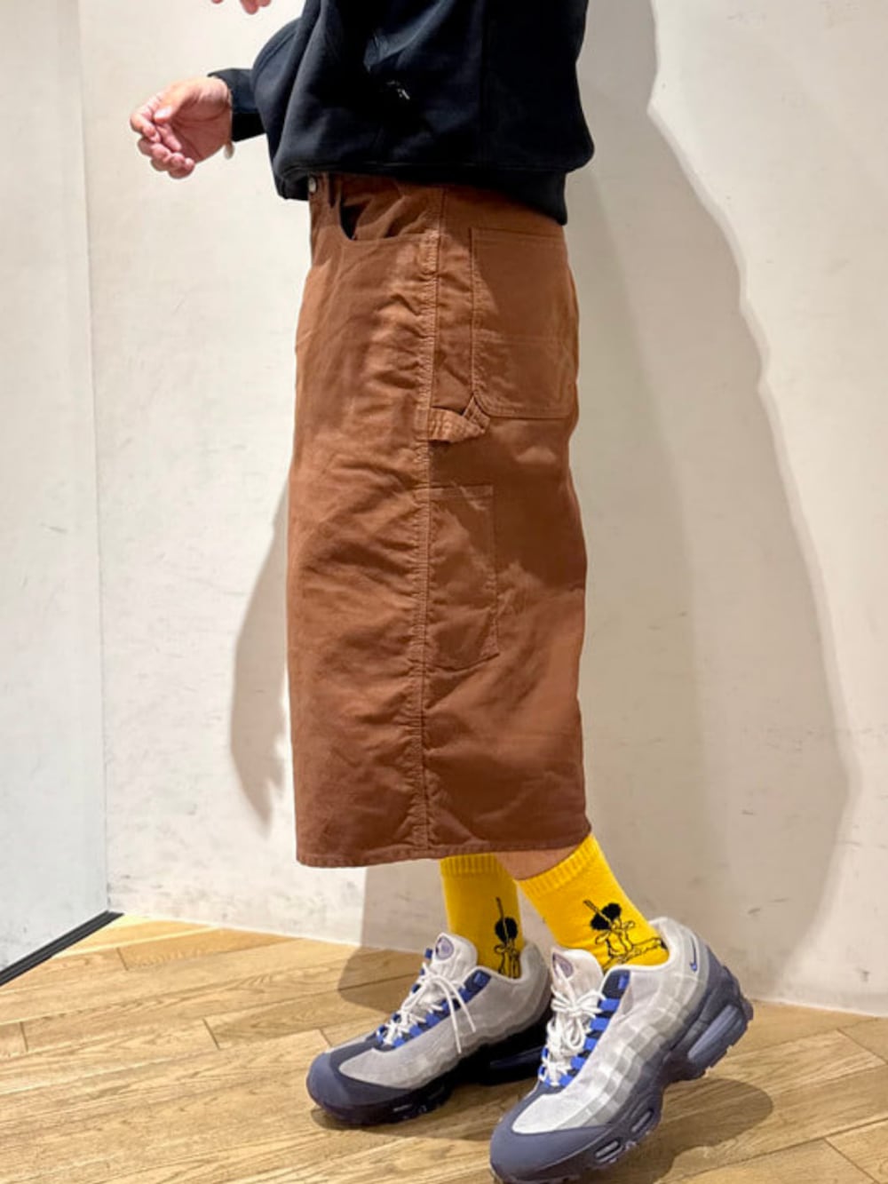 ブラック系のブルゾン、ブラウン系のその他パンツ、ブラック系のスウェットを着用したメンズの秋コーディネートの4枚目の写真