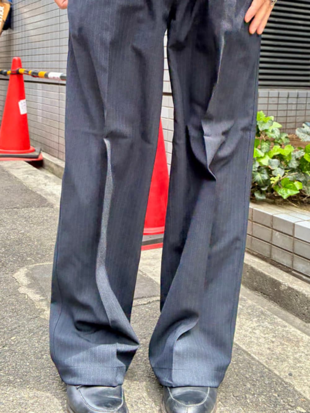 ブルー系のスラックス、ベージュ系のシャツ/ブラウスを着用したメンズの夏コーディネートの4枚目の写真
