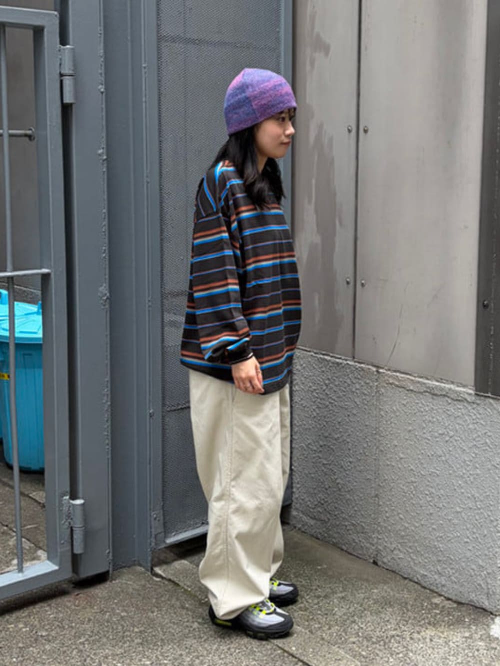 ホワイト系のその他パンツ、ブラック系のTシャツ/カットソー、パープル系のハットを着用したレディースの秋コーディネートの2枚目の写真