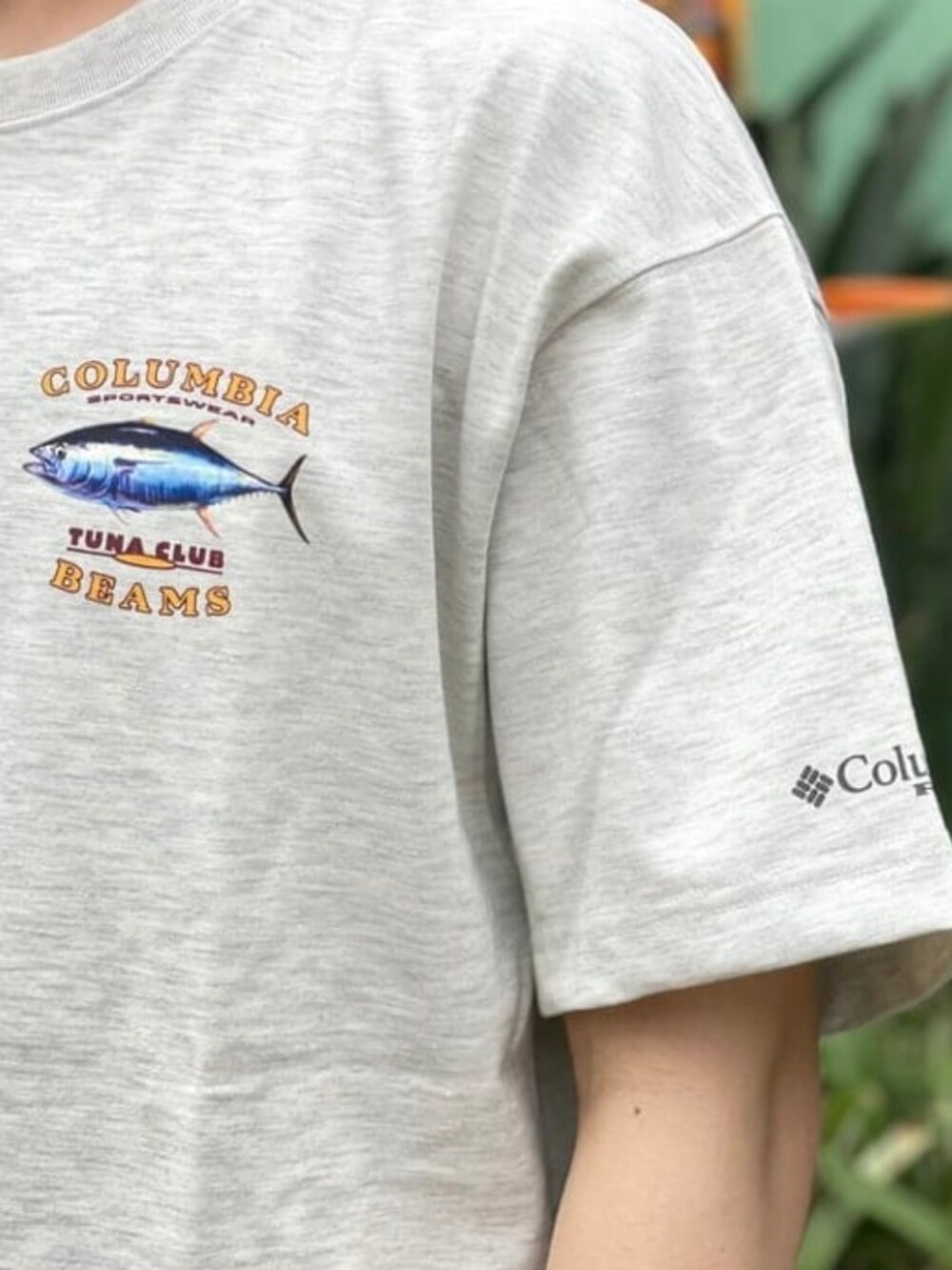 シルバー系のTシャツ/カットソー、グリーン系のその他パンツ、ブルー系のキャップを着用したメンズの春コーディネートの3枚目の写真