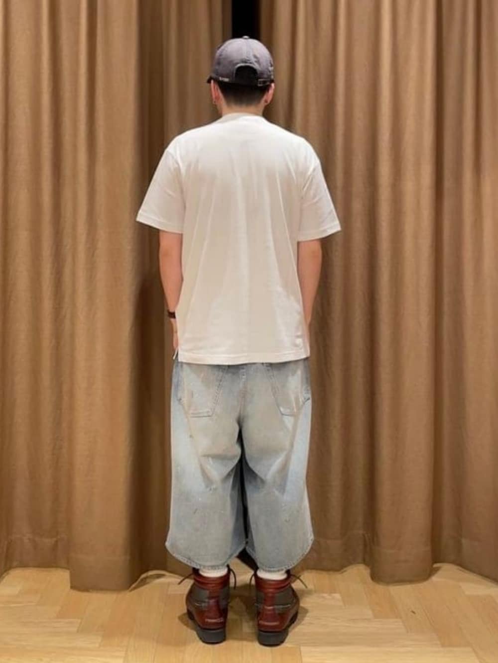 ホワイト系のTシャツ/カットソー、ブルー系のその他パンツを着用したメンズの夏コーディネートの3枚目の写真