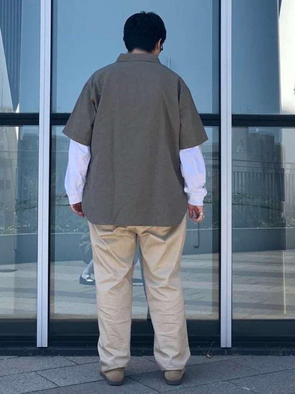 グリーン系のシャツ/ブラウス、ブラウン系のサングラスを着用したメンズの春コーディネートの4枚目の写真