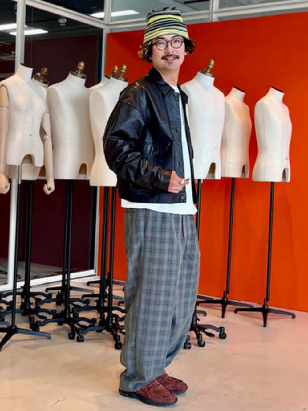 グレー系のその他パンツ、ブラック系のブルゾンを着用したメンズの夏コーディネートの2枚目の写真