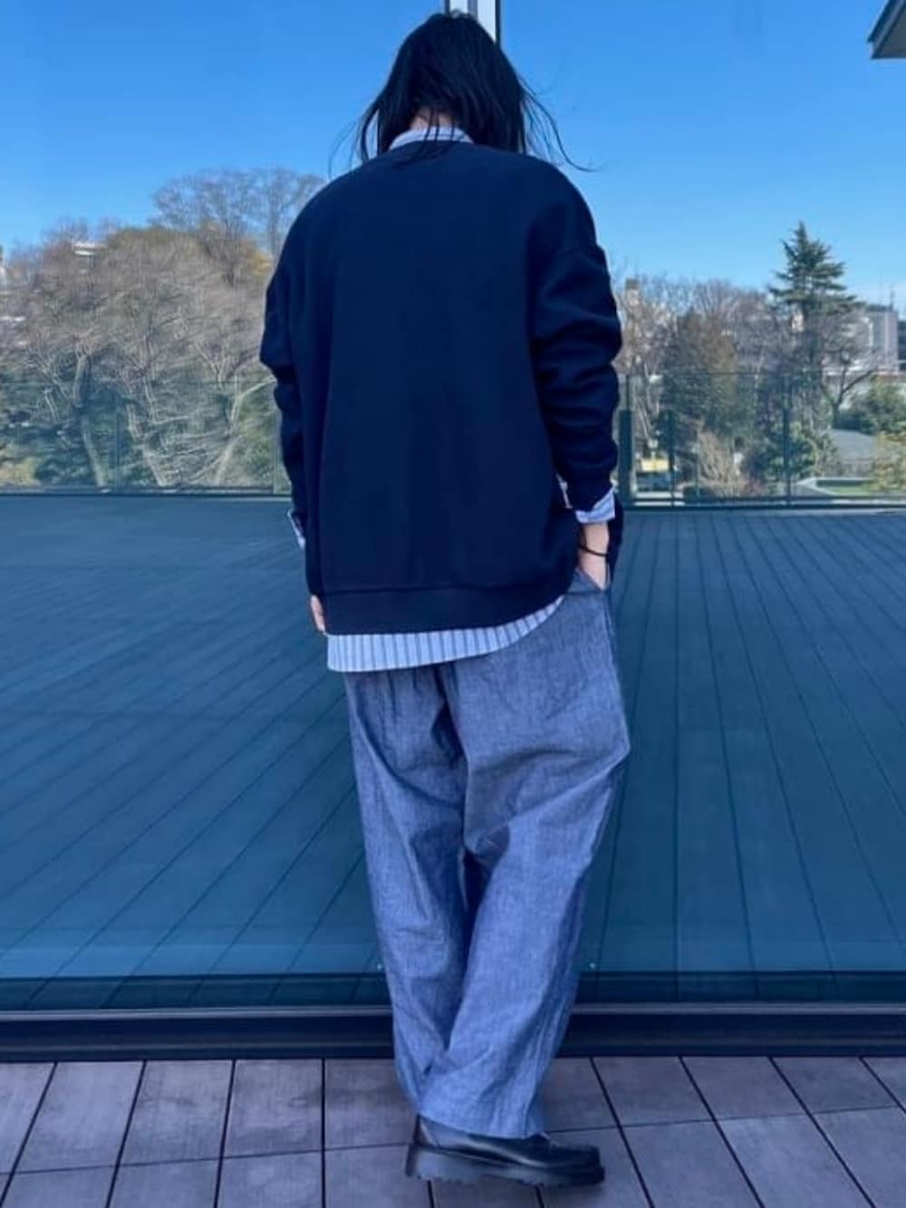 ブルー系のシャツ/ブラウス、ブルー系のカーディガン/ボレロ、ブルー系のスラックスを着用したメンズの春コーディネートの2枚目の写真