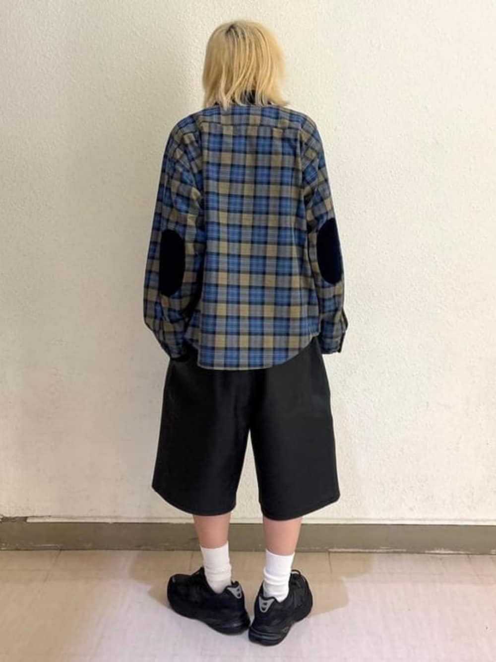 ブルー系のシャツ/ブラウスを着用したメンズの秋コーディネートの2枚目の写真