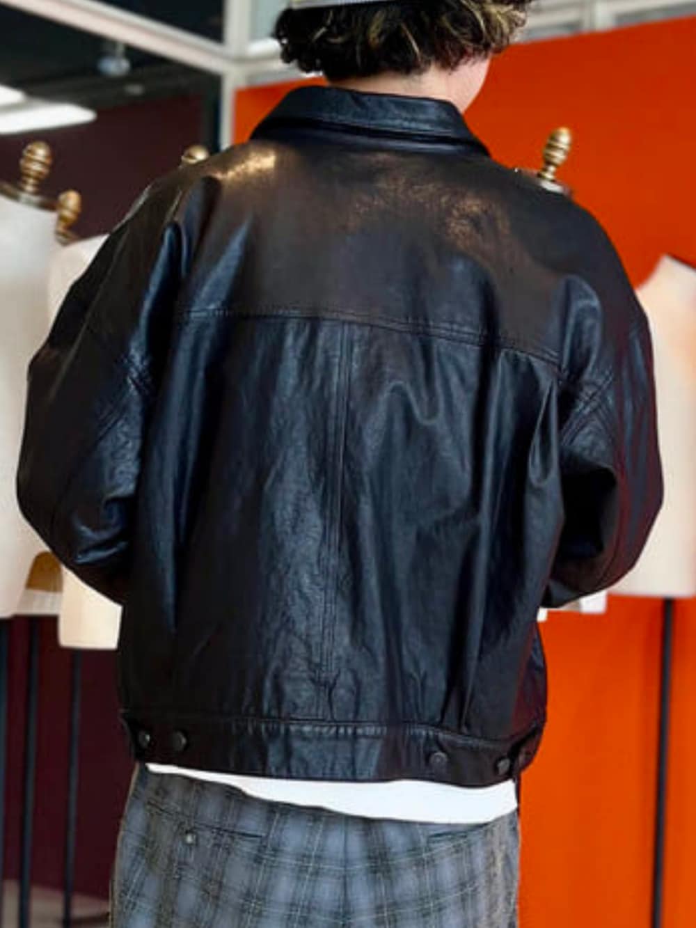 グレー系のその他パンツ、ブラック系のブルゾンを着用したメンズの夏コーディネートの3枚目の写真