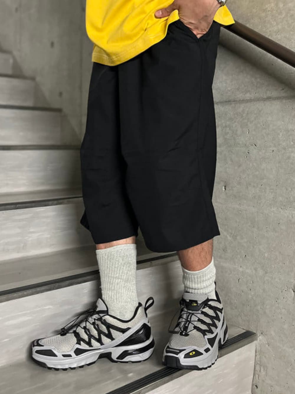 ブラック系のその他パンツ、イエロー系のTシャツ/カットソーを着用したメンズの夏コーディネートの4枚目の写真