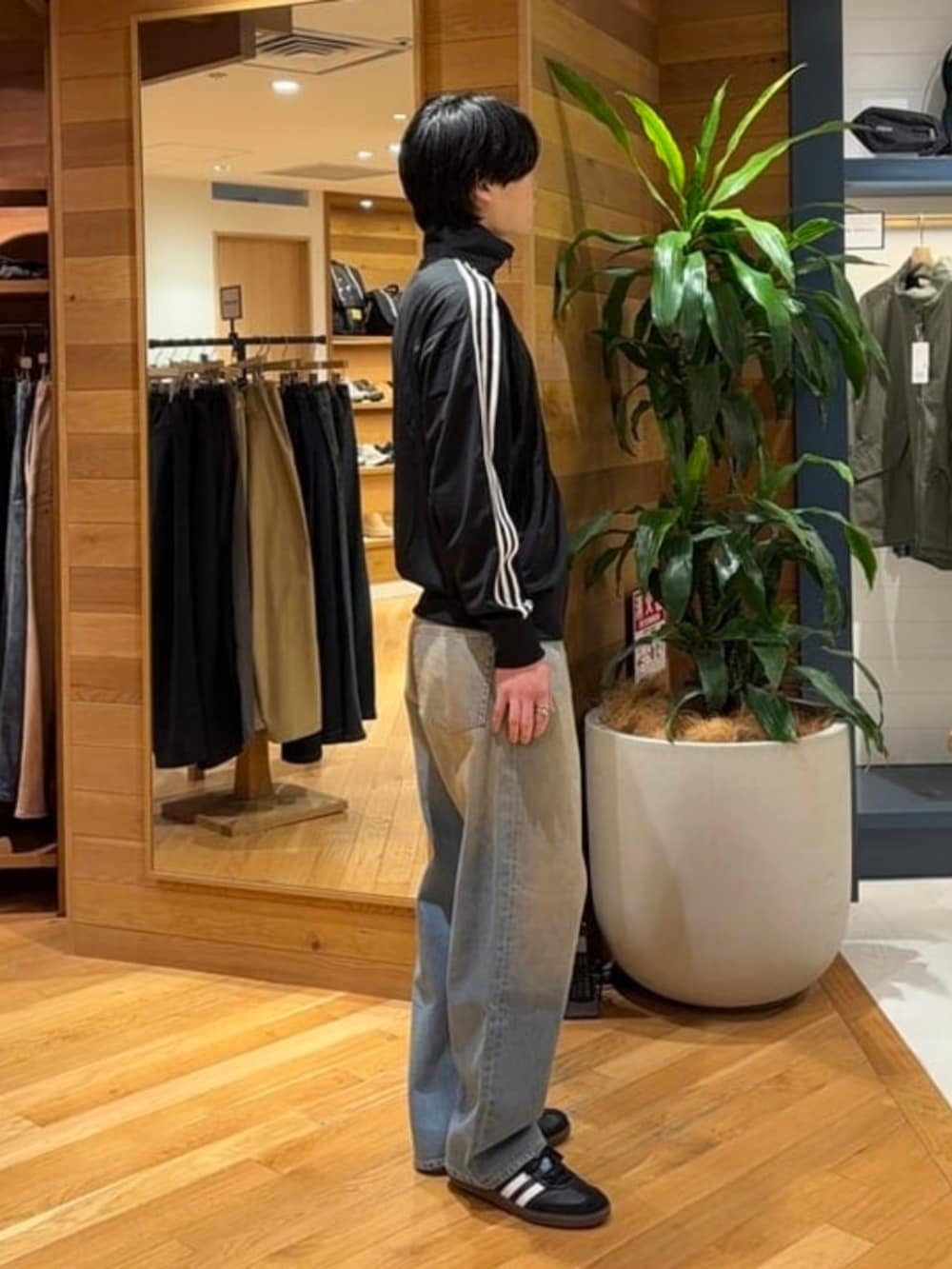ブラック系のジャージを着用したメンズの秋コーディネートの2枚目の写真