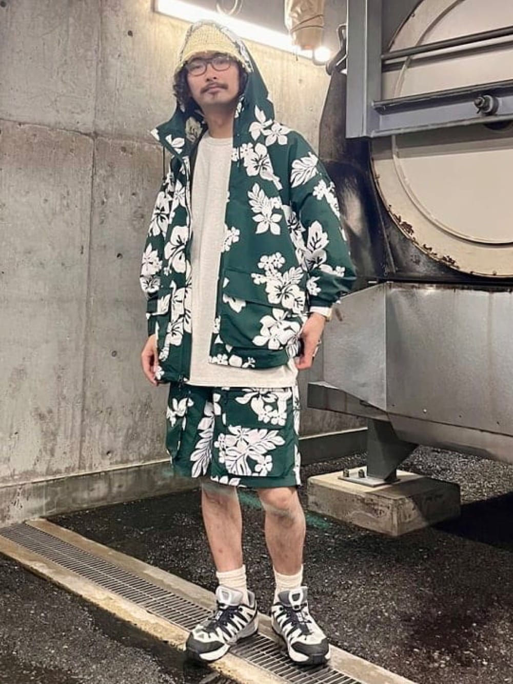グリーン系のブルゾン、ホワイト系のTシャツ/カットソー、グリーン系のその他パンツを着用したメンズの春コーディネートの2枚目の写真
