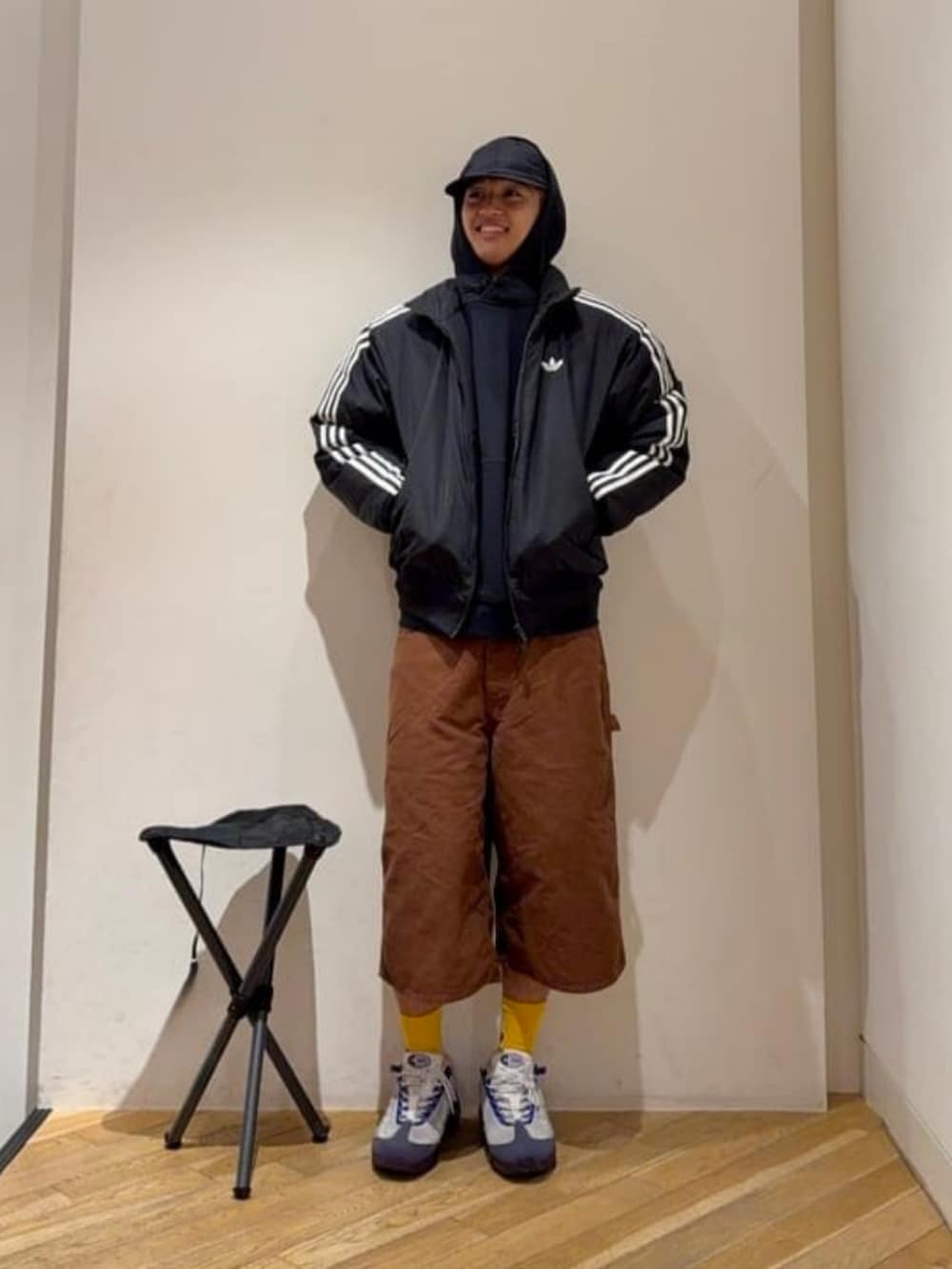 ブラック系のブルゾン、ブラウン系のその他パンツ、ブラック系のスウェットを着用したメンズの秋コーディネートの2枚目の写真
