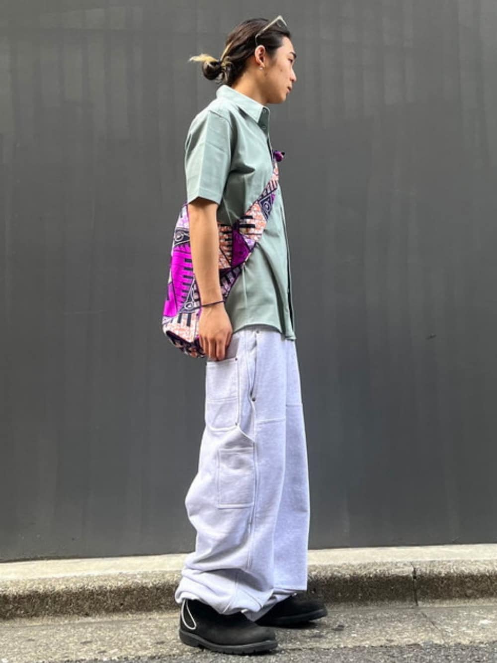 「ワイドパンツ、春夏コーデ、シンプルコーデ、休日スタイル、シャツスタイル、ショルダーバッグ、初夏コーデ、カジュアルスタイル、スウェットパンツ、ストリート、メンズファッション、カジュアルコーデ、ootd、FRED PERRY、シャツ」｜「BEAMSのダブルニースウェットパンツ（スウェットパンツ、シルバー系）」を使った、BEAMSさん（メンズ・168cm）の春コーディネートの2枚目の写真