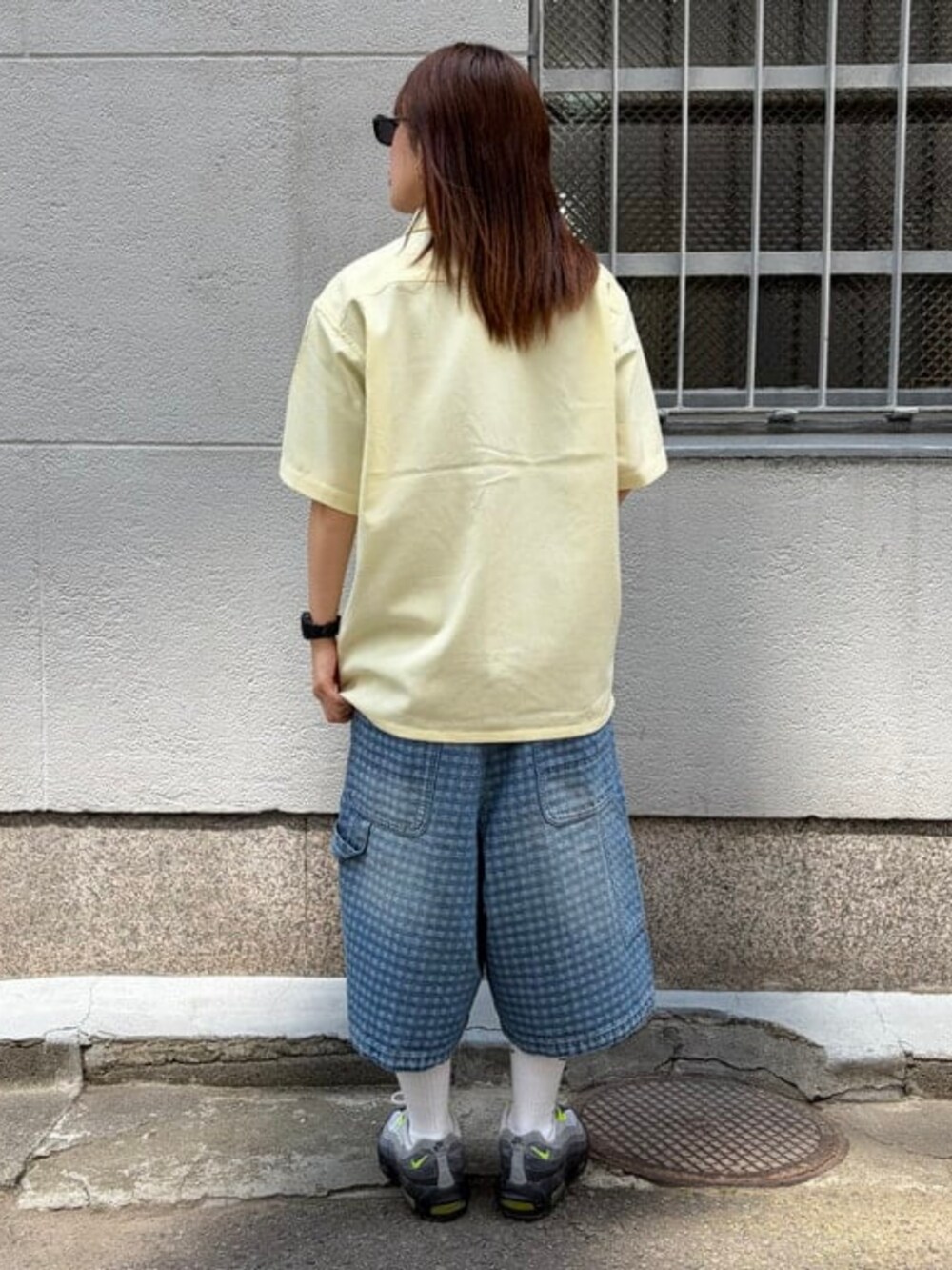 イエロー系のシャツ/ブラウス、ブルー系のその他パンツ、ブラック系のサングラスを着用したレディースの夏コーディネートの3枚目の写真