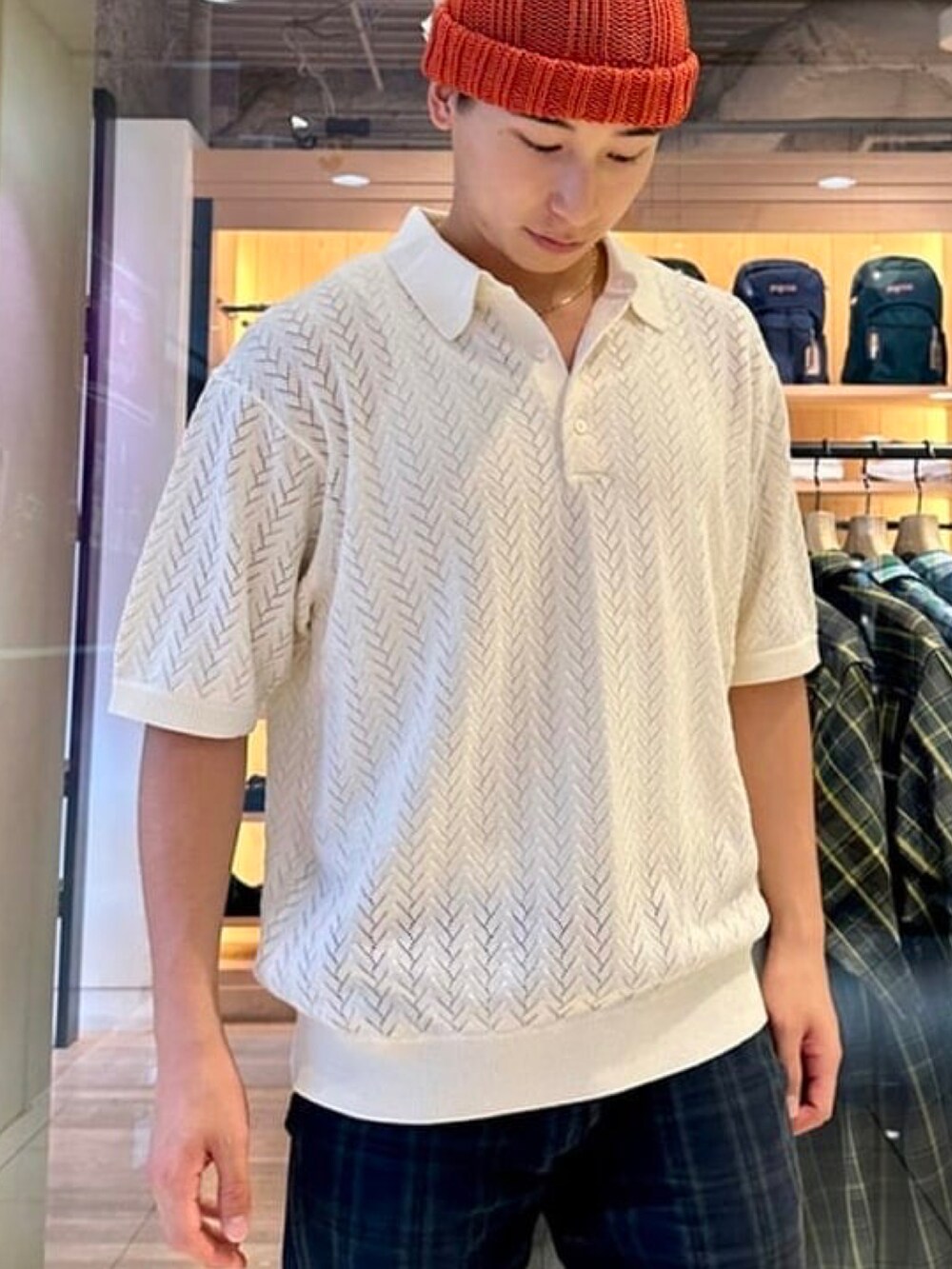 ホワイト系のポロシャツを着用したメンズの夏コーディネートの3枚目の写真