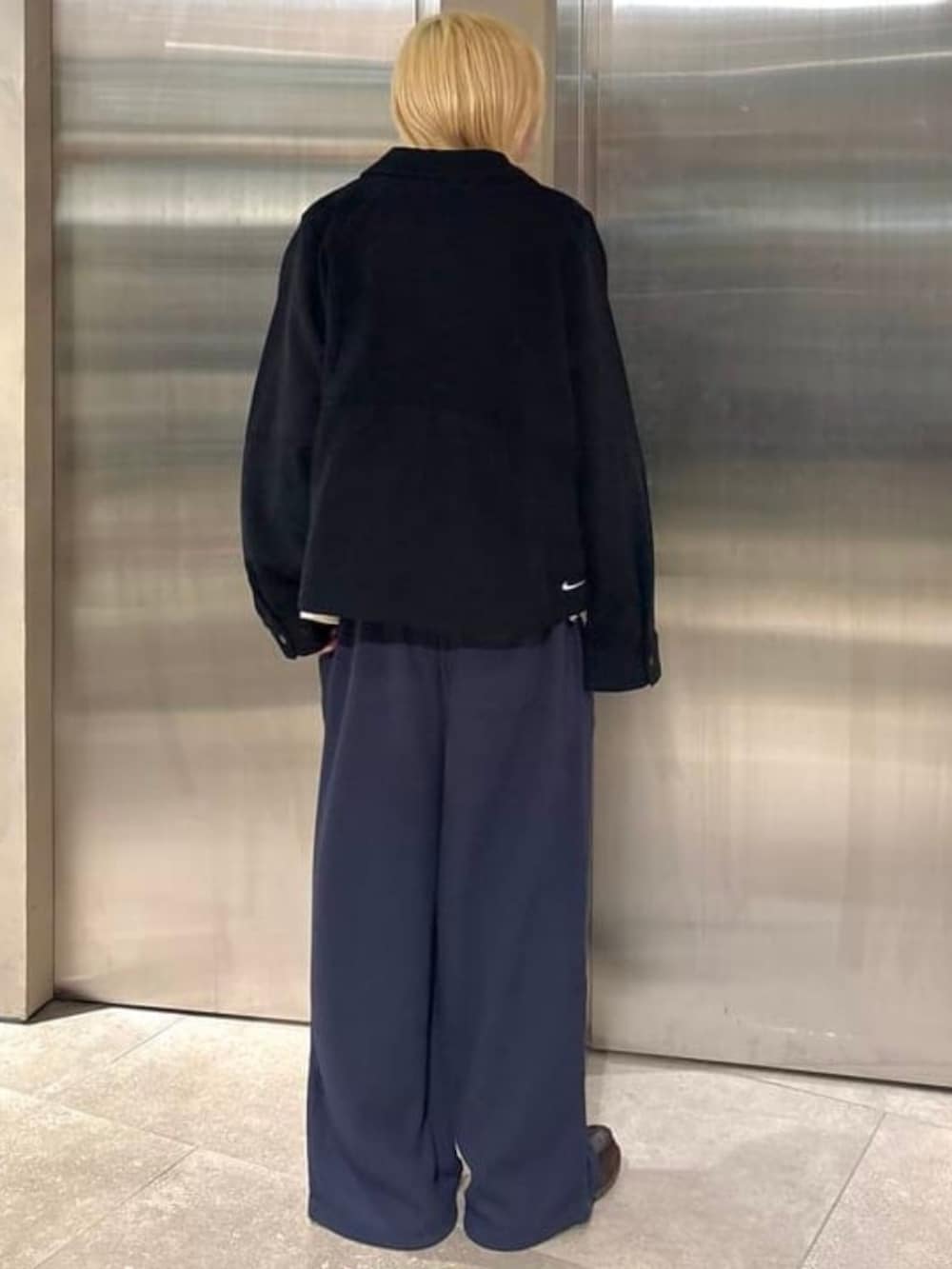 ブルー系のスウェットパンツを着用したメンズの秋コーディネートの2枚目の写真