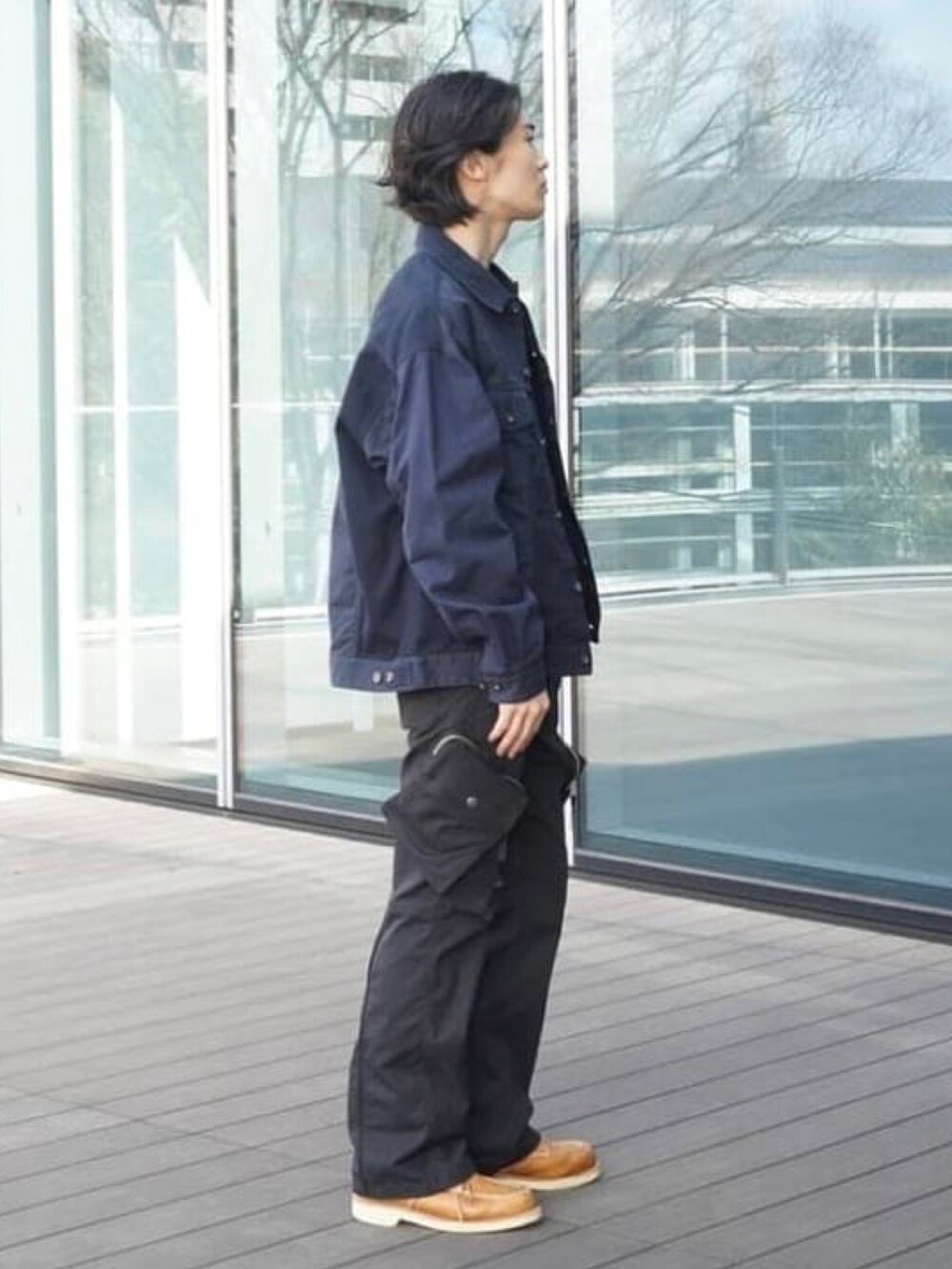 ブルー系のデニムジャケット、ブルー系のTシャツ/カットソーを着用したメンズの春コーディネートの3枚目の写真