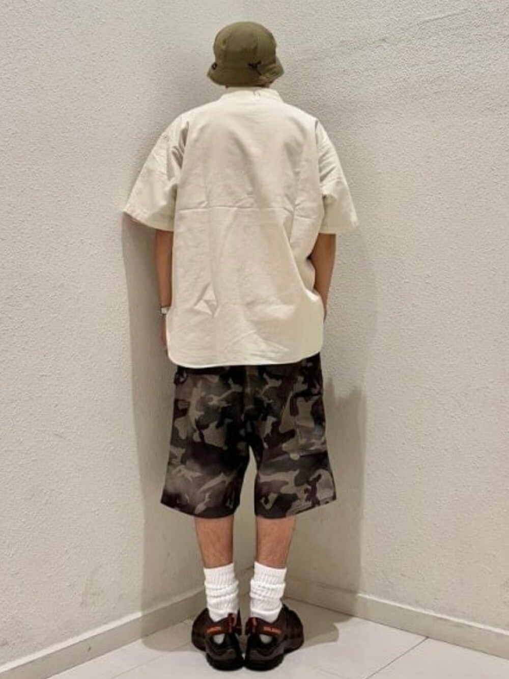 ベージュ系のシャツ/ブラウス、ピンク系のTシャツ/カットソー、その他のその他パンツを着用したメンズの春コーディネートの3枚目の写真