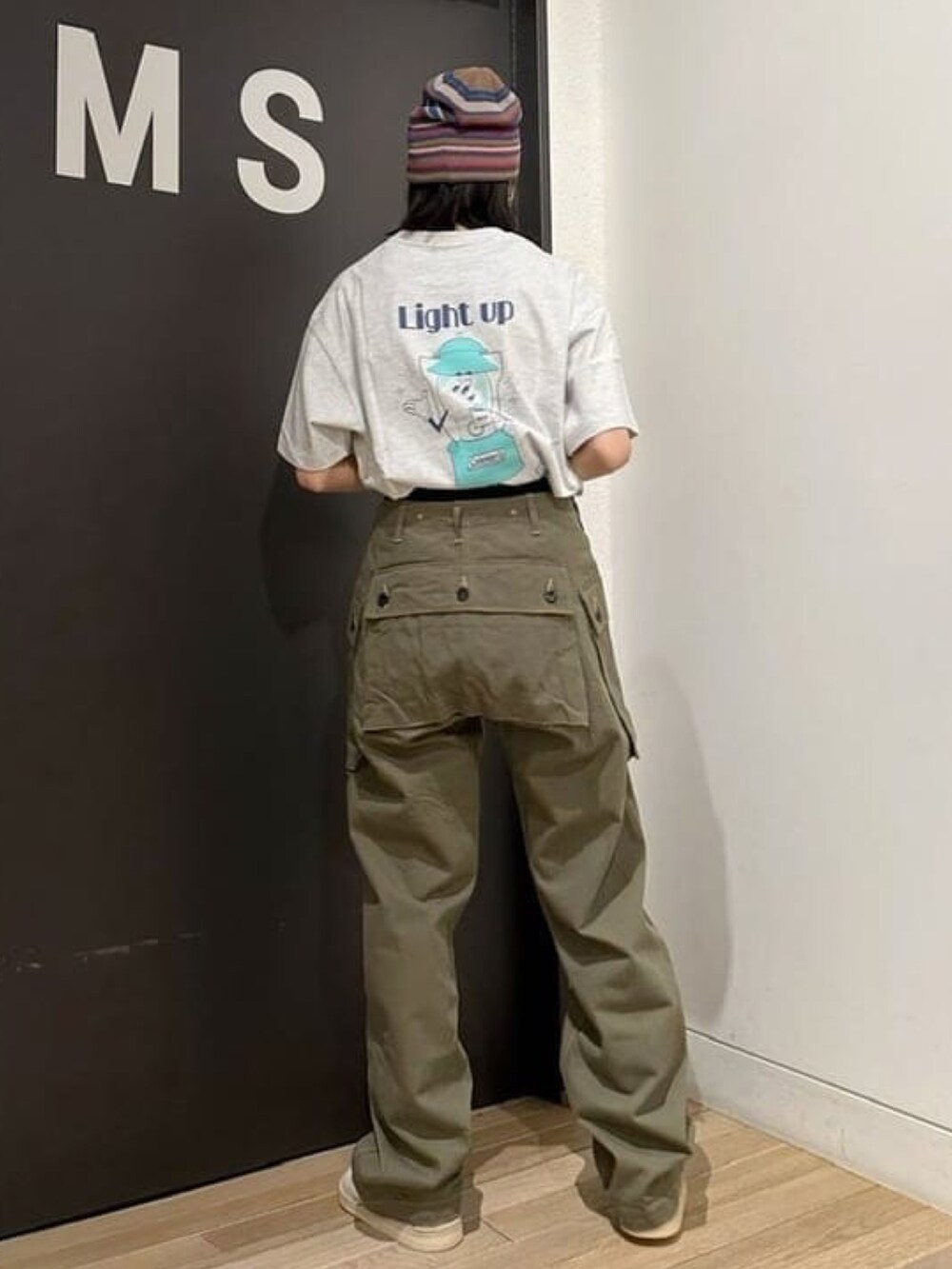 グレー系のTシャツ/カットソー、ブラウン系のハットを着用したレディースの春コーディネートの4枚目の写真