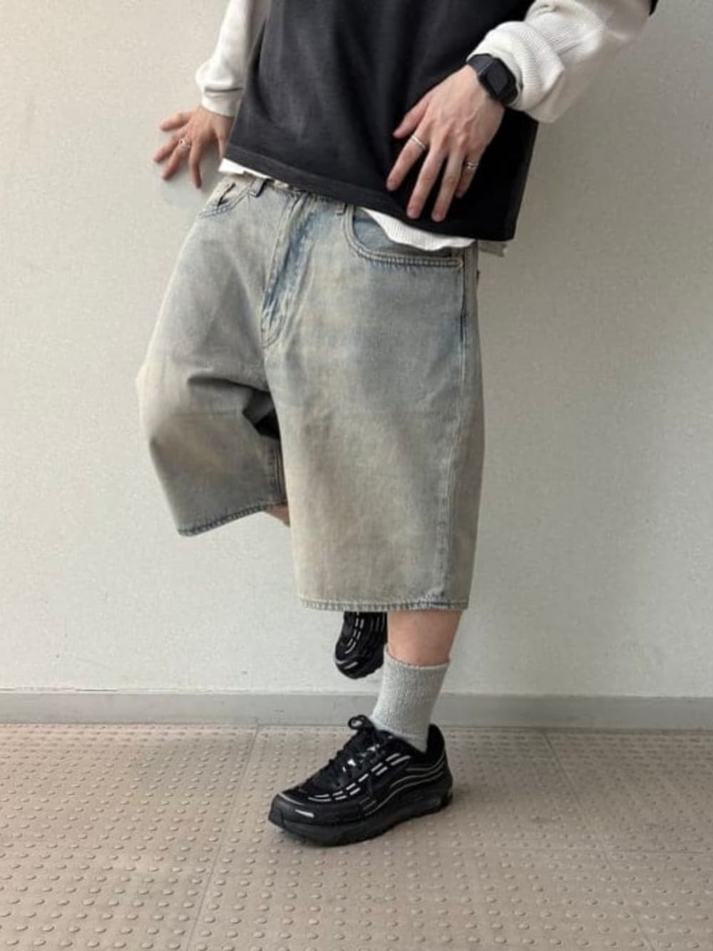 ブルー系のデニムパンツ、ブラック系のTシャツ/カットソー、ブルー系のキャップを着用したメンズの春コーディネートの5枚目の写真