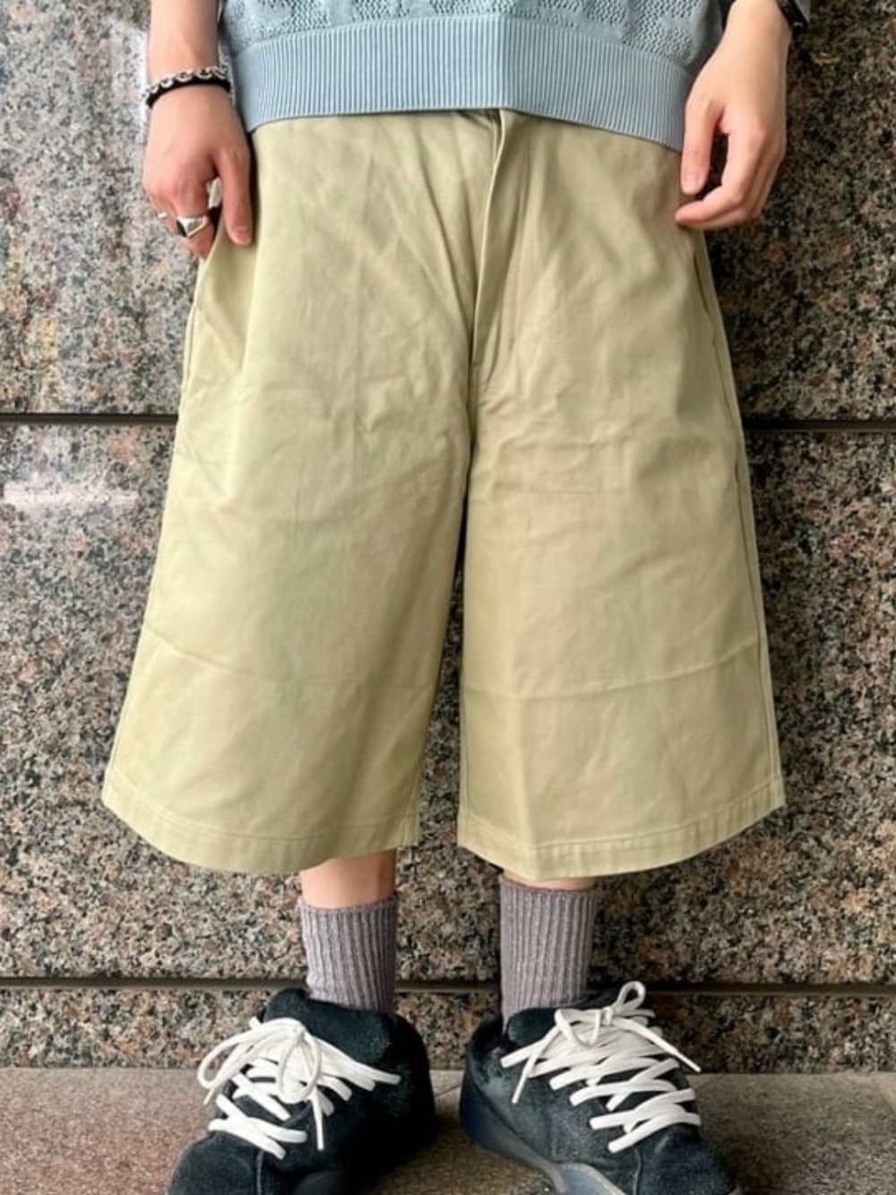 ベージュ系のその他パンツ、ブルー系のポロシャツ、ブラック系のニットキャップ/ビーニーを着用したメンズの春コーディネートの3枚目の写真