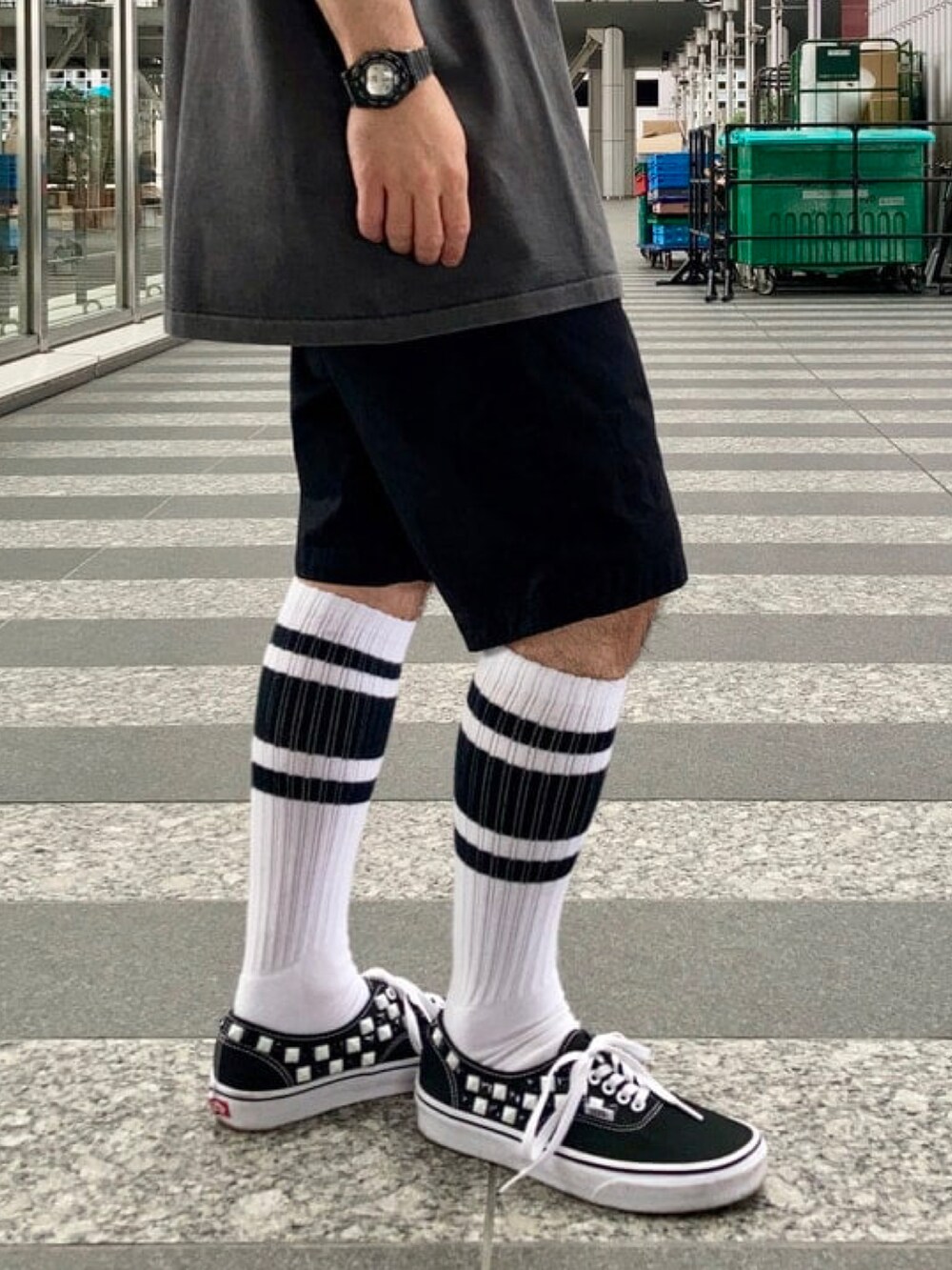 ブラック系のその他パンツを着用したメンズの夏コーディネートの3枚目の写真