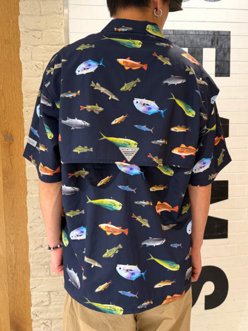ベージュ系のその他パンツ、ブルー系のシャツ/ブラウス、ブラック系のローファーを着用したメンズの夏コーディネートの4枚目の写真