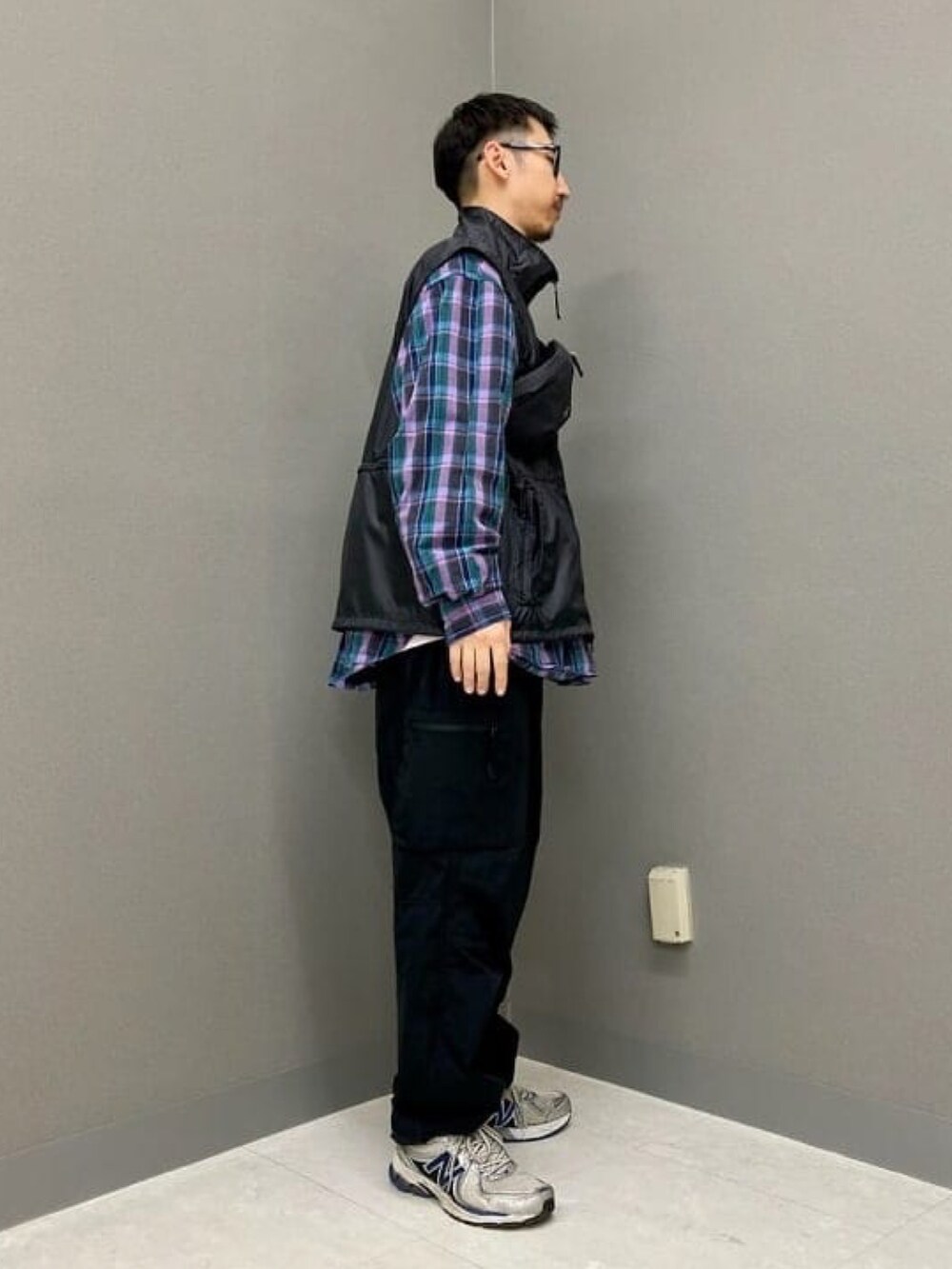 ブラック系のベスト、ブラック系のその他パンツを着用したメンズの春コーディネートの4枚目の写真