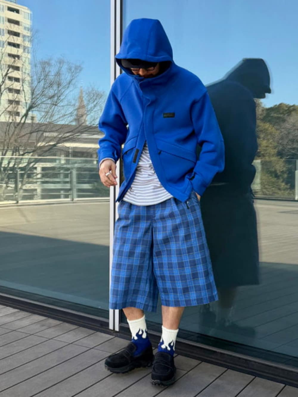 ブルー系のパーカー、ブルー系のその他パンツ、ブラック系のローファーを着用したメンズの春コーディネートの2枚目の写真