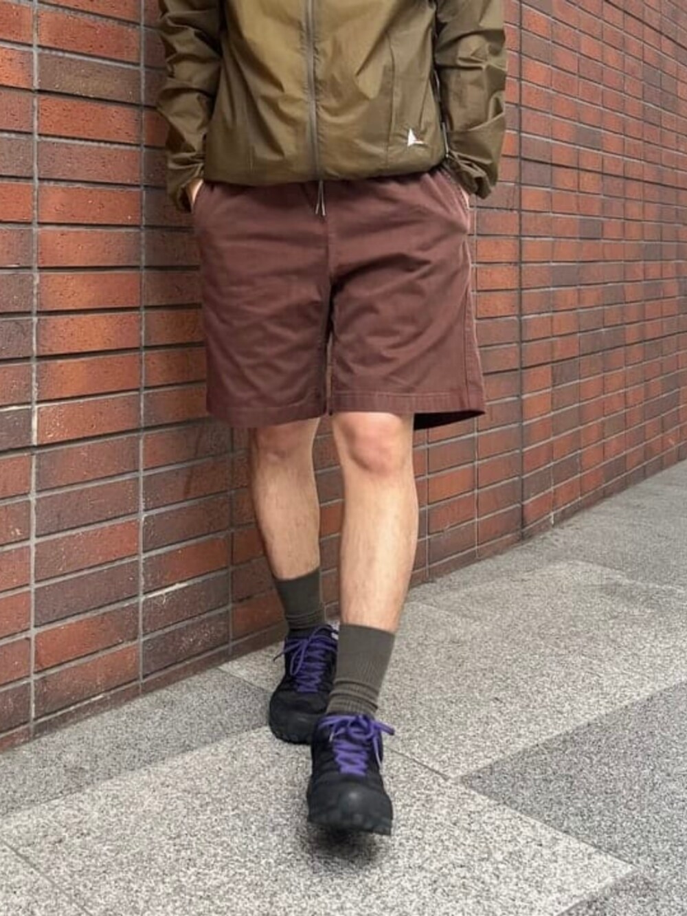 ブラウン系のチノパンツを着用したメンズの春コーディネートの2枚目の写真