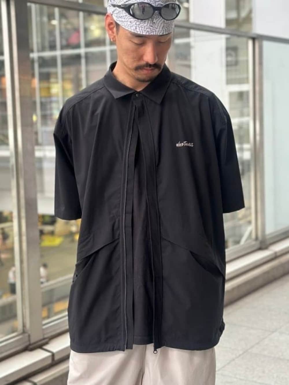 ブラック系のシャツ/ブラウスを着用したメンズの夏コーディネートの3枚目の写真