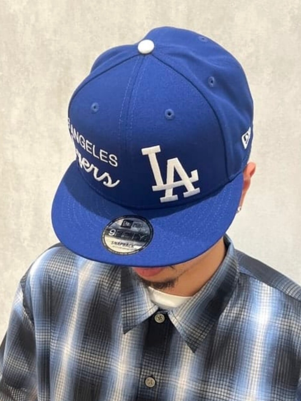 ブルー系のシャツ/ブラウス、ブルー系のキャップを着用したメンズの春コーディネートの4枚目の写真