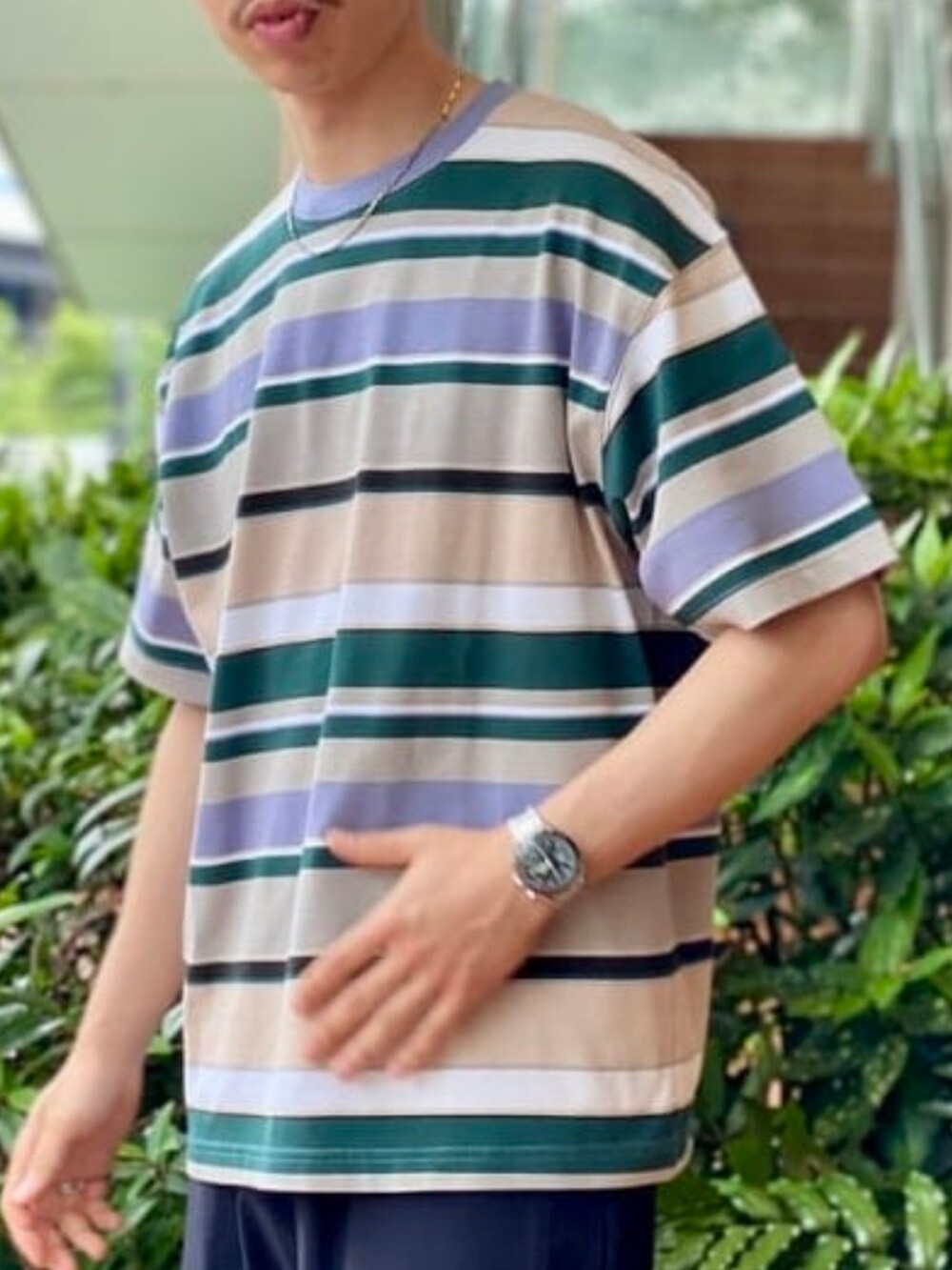 グレー系のTシャツ/カットソー、ブルー系のその他パンツ、ブルー系のシャツ/ブラウスを着用したメンズの夏コーディネートの4枚目の写真