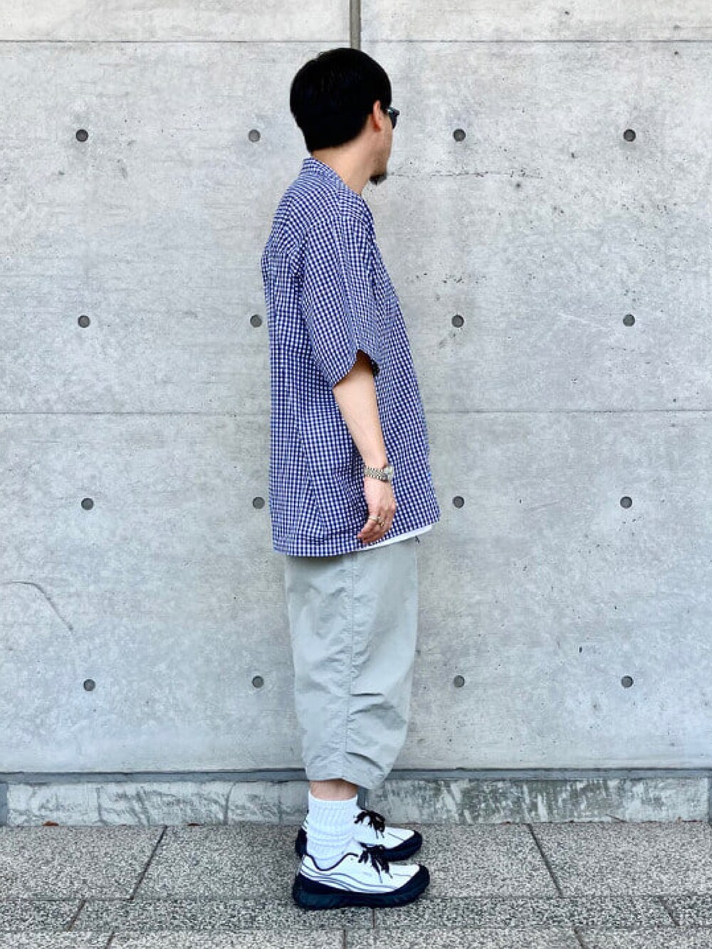 ブルー系のシャツ/ブラウス、グレー系のその他パンツ、ホワイト系のソックス/靴下を着用したメンズの夏コーディネートの2枚目の写真