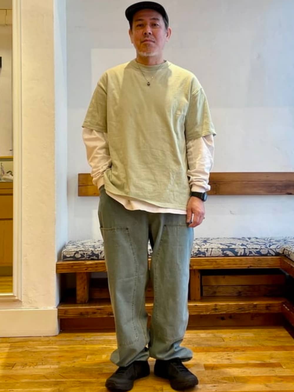 ブラック系のボディバッグ/ウエストポーチ、ブルー系のデニムパンツ、ブラック系のブルゾンを着用したメンズの春コーディネートの2枚目の写真