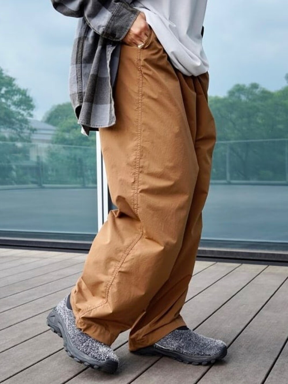 ブラウン系のその他パンツ、グレー系のTシャツ/カットソー、グレー系のシャツ/ブラウスを着用したメンズの夏コーディネートの5枚目の写真