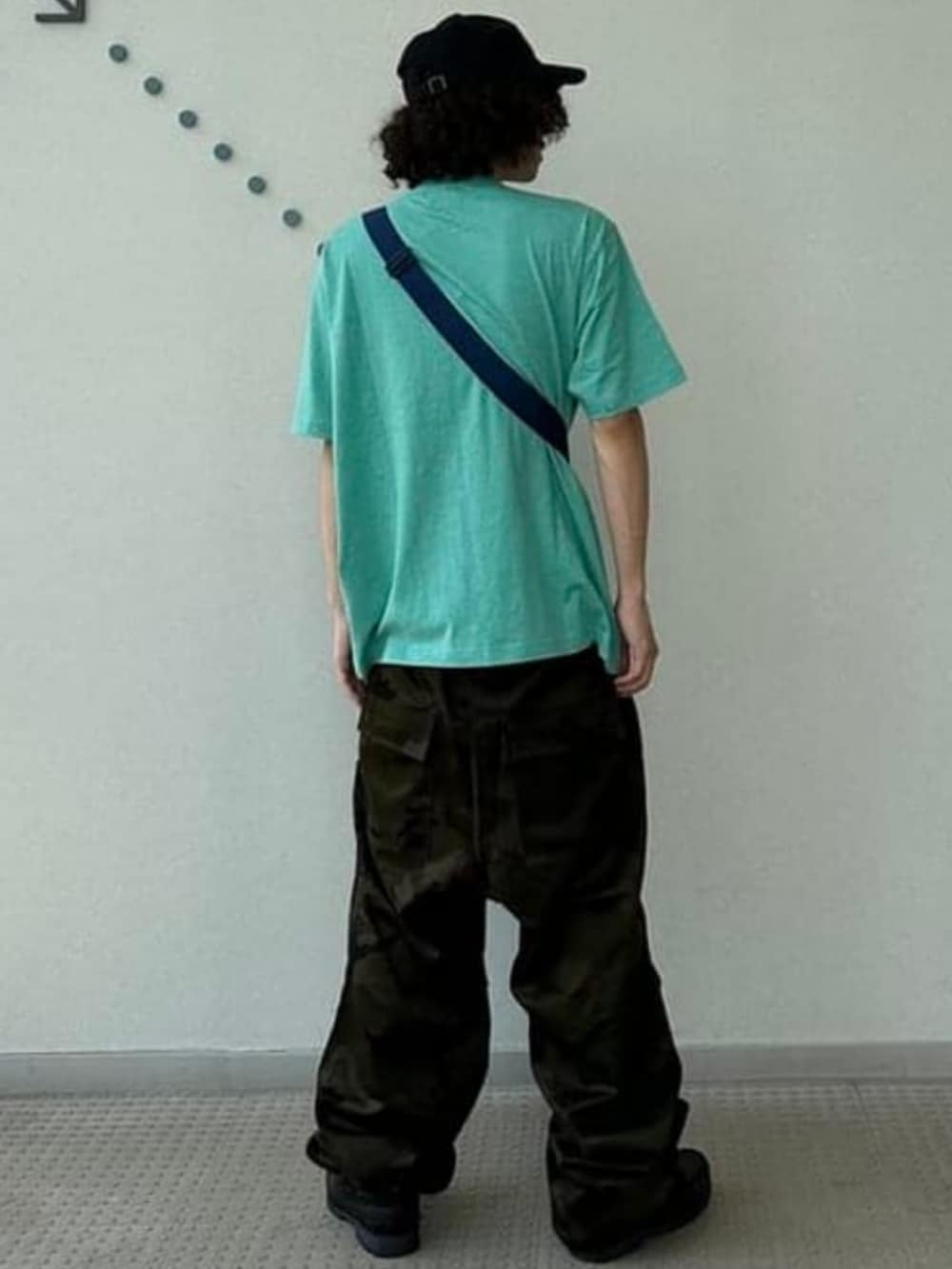 グリーン系のカーゴパンツ、グリーン系のTシャツ/カットソー、ブルー系のショルダーバッグを着用したメンズの夏コーディネートの2枚目の写真