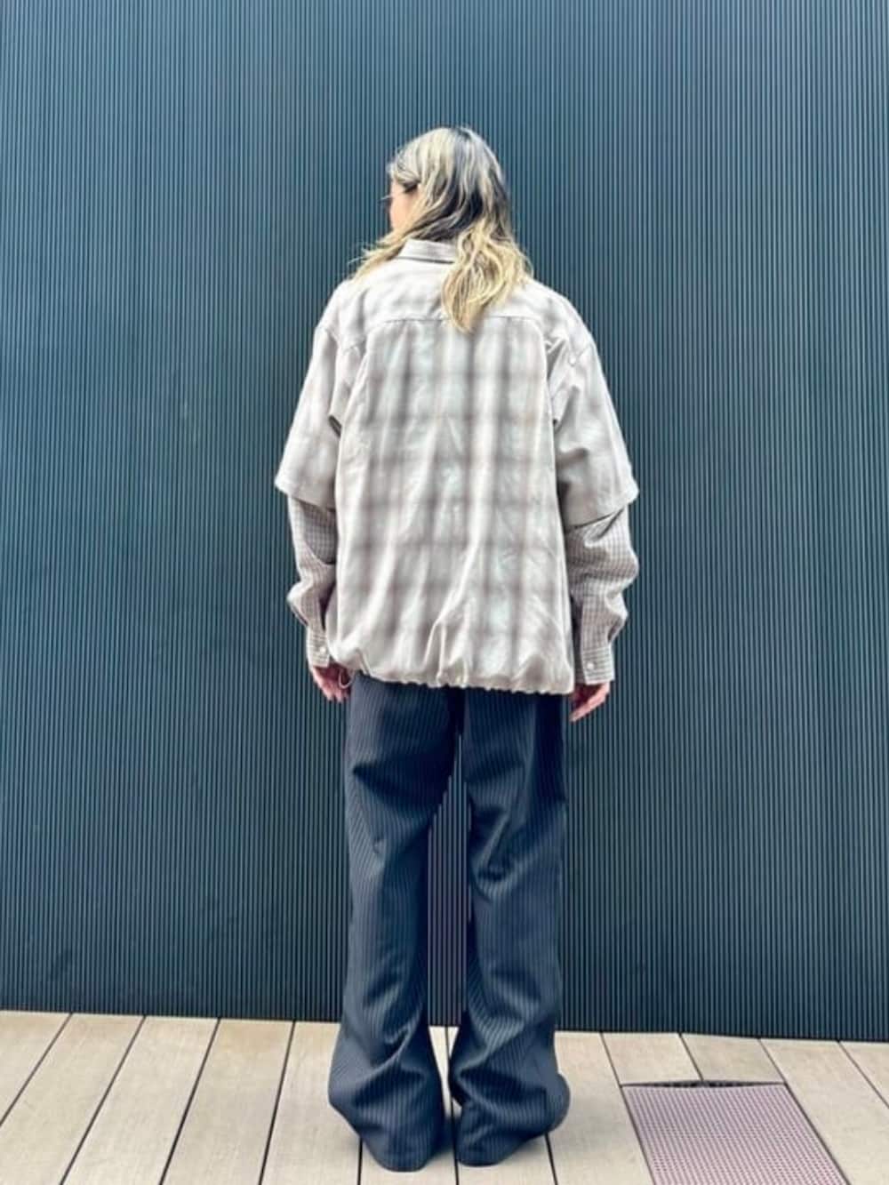 ブラック系のスラックスを着用したメンズの秋コーディネートの3枚目の写真