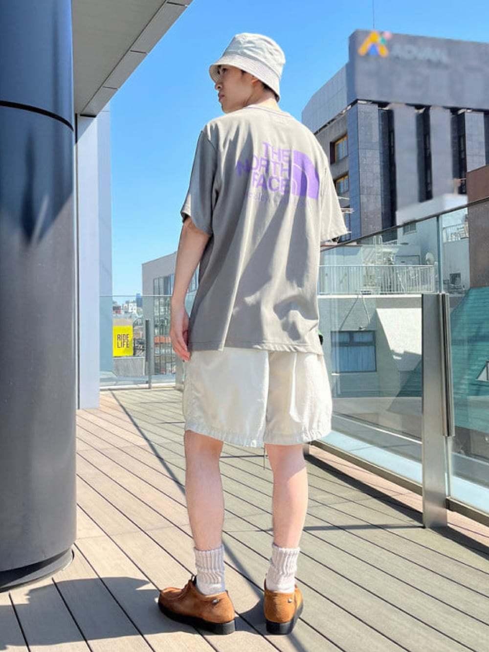 グリーン系のTシャツ/カットソー、ベージュ系のハットを着用したメンズの春コーディネートの3枚目の写真