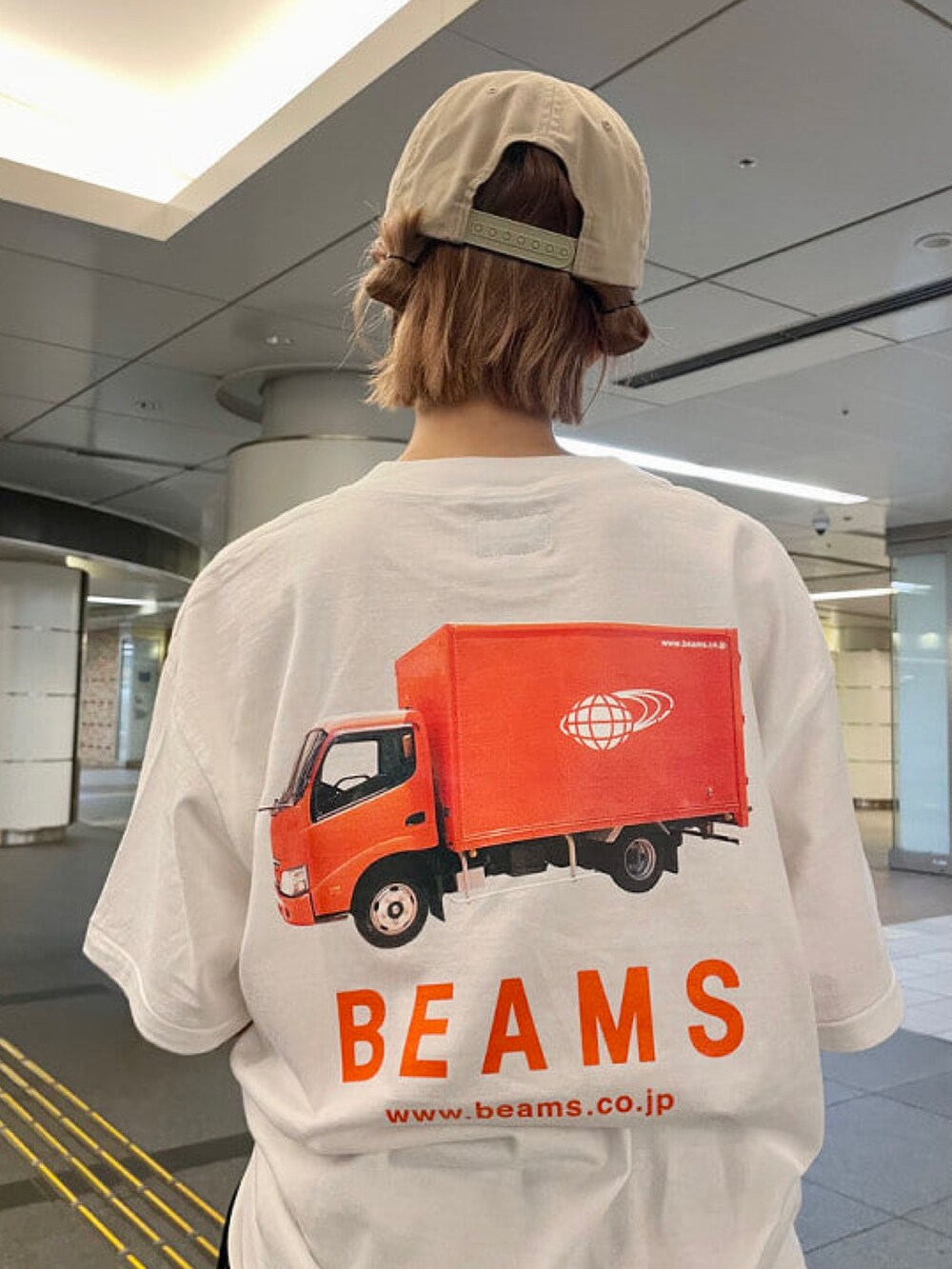 ホワイト系のTシャツ/カットソー、ブルー系のショルダーバッグ、ブルー系のタオルを着用したレディースの夏コーディネートの4枚目の写真